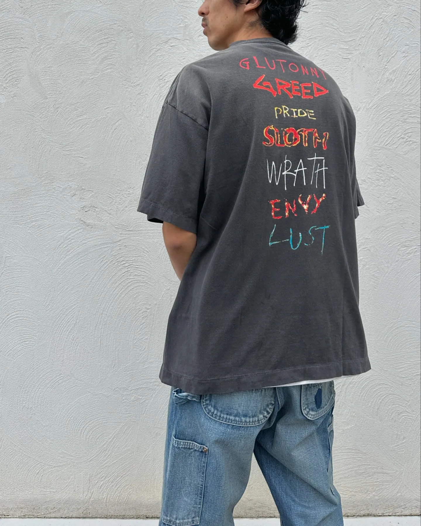 SAINT Mxxxxxx SEVEN DEADLY SS TEE/BLK Phantom SAINT Seven Deadly Sins Printed TEE Washed Black S-XL Look for cylindrical fabrics with no side seams. Don’t buy open width fabrics anymore. It’s boring. Assute garments are dyed. The whole piece is sprayed with Ma Liu. Then spray the heavy parts to fade. The collar and cuffs are frayed. Many hangings are frayed. Accessories are complete. Customized original consistent main mark/wash mark/little angel anti-counterfeiting mark.